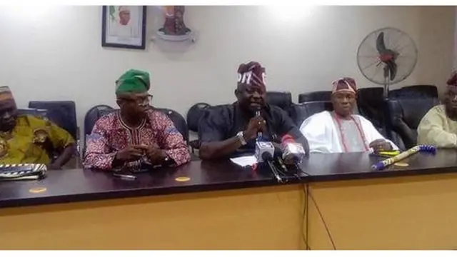 Alaga iba ibilẹ Ajaawa atawọn eeyan ilu naa n bawọn akọroyin sọrọ