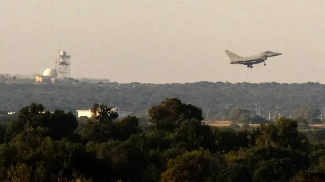 Британиянинг Тайфун қирувчи учоқлари Кипрдаги британ ҳарбий базасига ҳужумдан сўнг қайтиб қўнди.