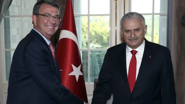 अमरीकी रक्षा मंत्री ऐश कार्टर से मुलाक़ात करते तुर्की के प्रधानमंत्री बिनाली यिल्दरिम