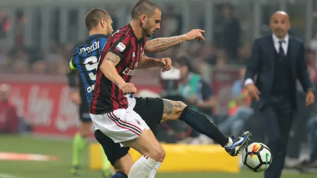 Un duel entre Bonucci (AC Milan) et Icardi (Inter Milan) lors du derby milanais le 15 octobre 2017.