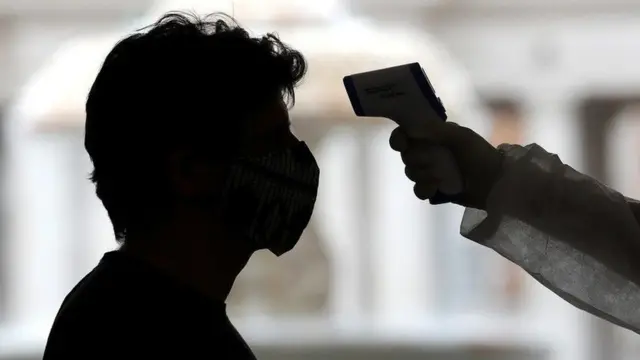 Une personne qui se fait prendre sa température