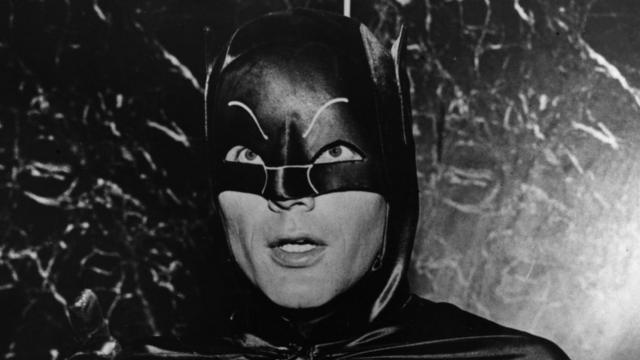 Adam West interpretando a Batman