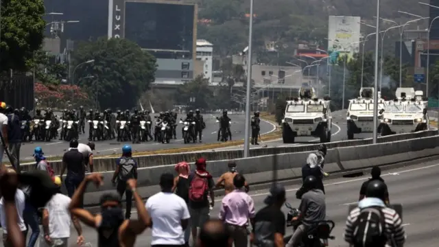 تصاویر متعددی از رویارویی موتورسواران و نفربرهای ضدشورش که برابر مخالفان صف کشیده‌اند مخابره شده است