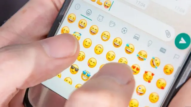 إذا وجدت زملاءك يستخدمون أسلوبا غير رسمي في محادثاتهم وكتاباتهم، فلتخفف بدورك من الطابع الرسمي الذي تصطبغ به أساليبك في التواصل