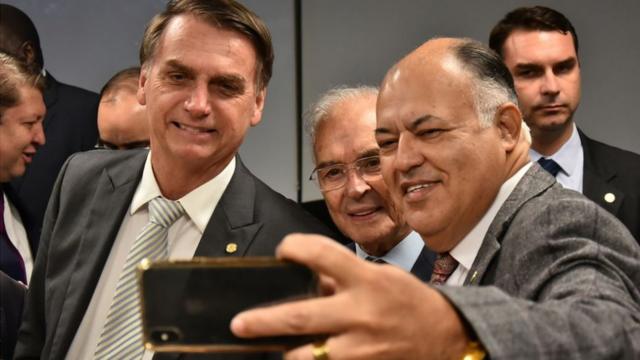 Deputados evangélicos fazem selfie com Bolsonaro