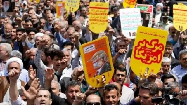 Warga Iran berdemonstrasi menentang keputusan AS pada pertengahan 2018.