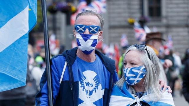 Сторонники отделения Шотландии на митинге перед самыми выборами шотландского парламента
