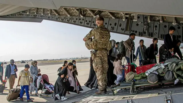 Militares britânicos evacuam os cidadãos.