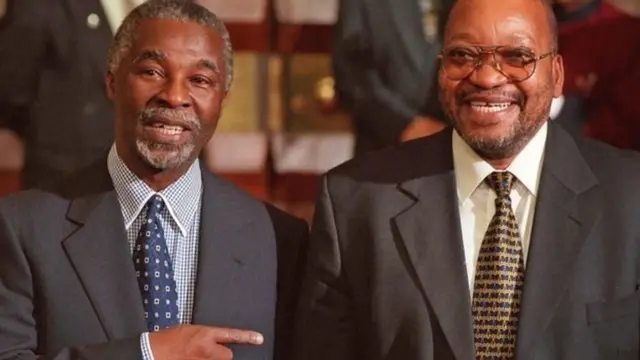 Thabo Mbeki (à gauche) et Jacob Zuma, lors du premier discours annuel de l'ex-président sur l'état de la nation en 1999.