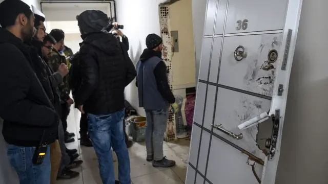 Журналисты перед дверью квартиры, в которой находился Абдулкадир Машарипов