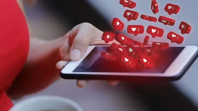 Corazones falsos que salen del teléfono.