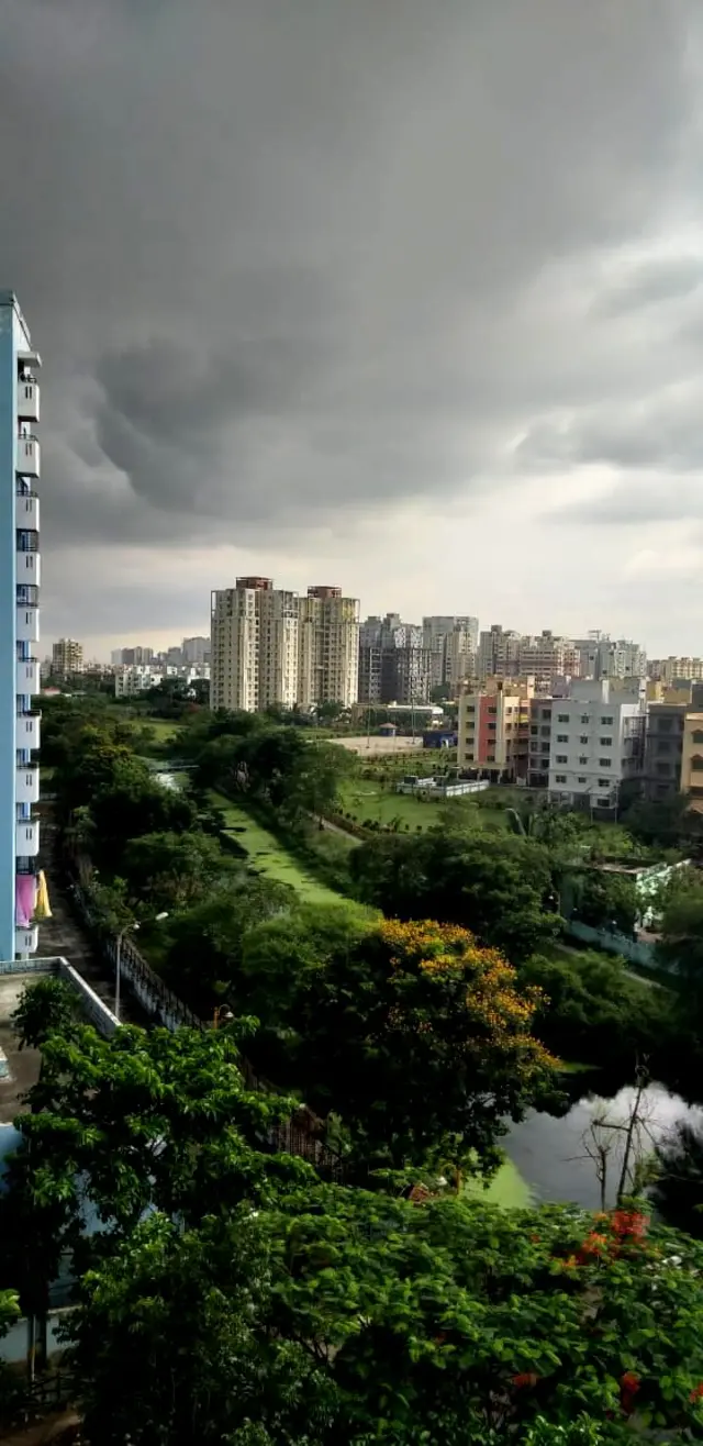 కోల్‌కతా నగరంపై కారు మబ్బులు