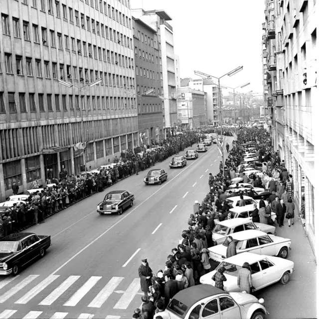 Red crnih luksuznih automobila bili su pratnji predsednika i prve dame