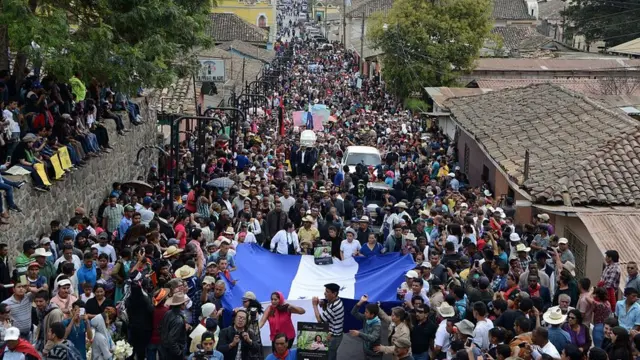 Cientos de personas participan en el funeral de Berta Cáceres, en La Esperanza, Honduras, el 5 de marzo de 2016.