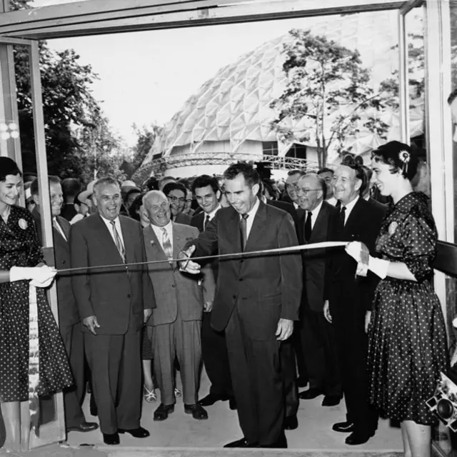 尼克松為展覽剪彩