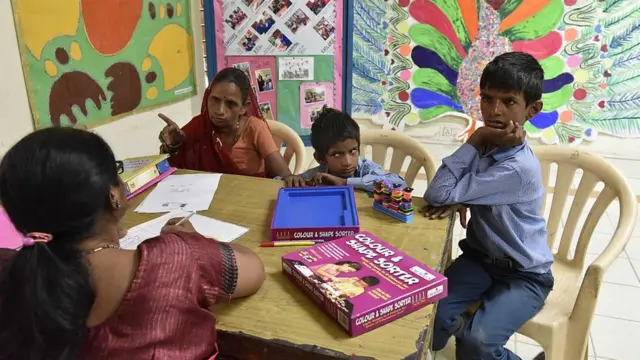 ક્લાસમાં શિક્ષક અને વિદ્યાર્થી