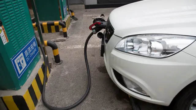 Puesto de recarga de un auto eléctrico en China