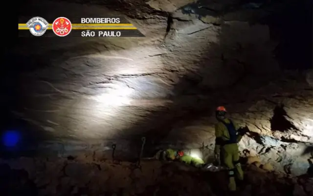 Bombeiros trabalhando durante resgate em caverna no interior de SP