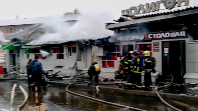 Спасатели продолжают разбирать завалы после пожара