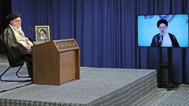 آیت الله خامنه ای گفته در مواردی که با کسی از نزدیک دیدار دارد از ماسک استفاده می کند