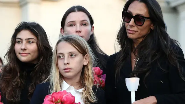 クリス・コーネルさんの妻ビッキーさん（右）とその3人の子供、トニーさん、クリストファーさん、リリー・ジーンさんは先月、クリスさんの死から1年の追悼集会に出席した
