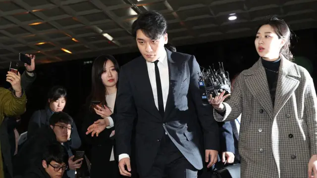 (캡션) 경찰은 빅뱅 멤버 승리가 있었던 카카오톡 대화방에서의 성관계 동영상 불법 촬영·유포 여부를 수사 중이다