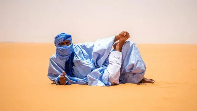 Abagabo baba batewe ishema no kwambara boubou y'ubururu i Nouakchott
