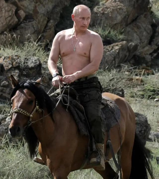 Putin con el torso desnudo sobre un caballo.