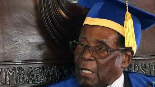 శుక్రవారం నిర్వహించిన యూనివర్సిటీ స్నాతకోత్సవంలో అధ్యక్షుడు రాబర్డ్ ముగాబే పాల్గొన్నారు.