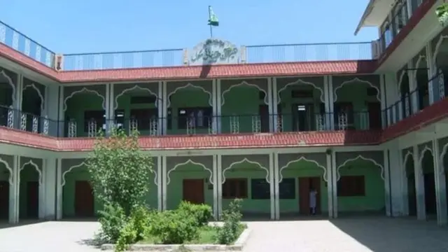 حقانیه مدرسه د پاکستان یوه له لویو مدرسو څخه ده، چې ویل کېږي د افغان طالبانو ګڼو غړو او مشرانو هلته درس ویلی دی
