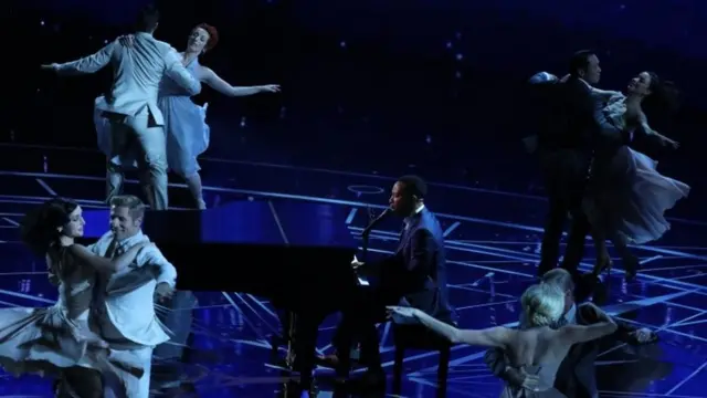 John Legen interpreta "City of stars"