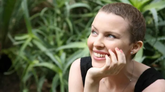 Кајли Миног са кратком косом