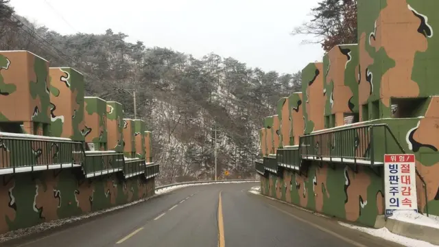 எல்லைக்கு செல்லும் வழியில் காங்கிரீட் கட்டமைப்புகளை வெடிகுண்டால் தகர்த்து பாதையை மூடச்செய்யும் ஏற்பாடுகள் செய்யப்பட்டுள்ளன.