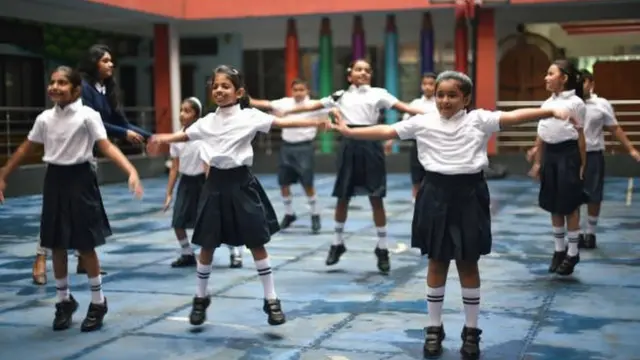 ਬੱਚੇ ਆਪਣੇ ਅਧਿਆਪਕਾਂ ਦਾ