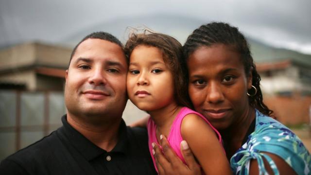 Бразильская семья позирует на пороге своего дома. 21 апреля 2015 года, Сан Гонсало, Бразилия.