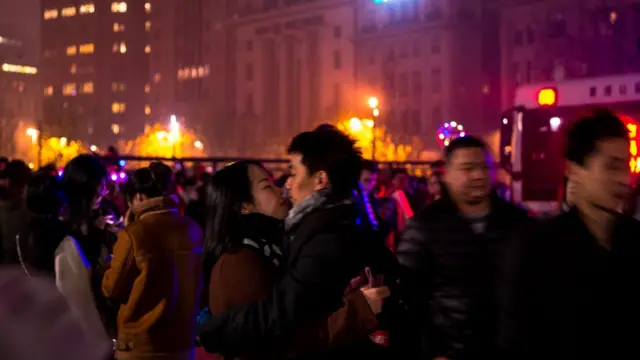 在上海外滩庆祝新年的男女
