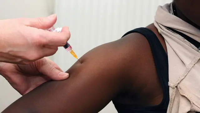 Pikin dey collect measles vaccination for France
