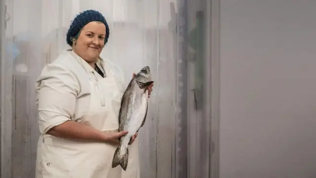 Katherine waxa ay ka shaqaysaa warshad kalluun