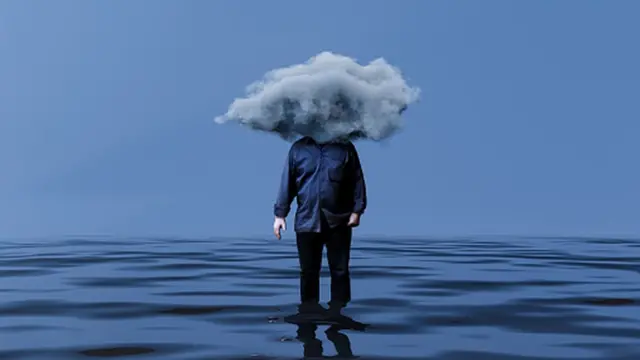 رجل رأسه في الغيم