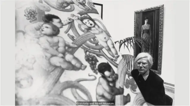 Andy Warhol dengan Graham Piano di pameran Burne-Jones di Hayward Gallery di London, 1975-1976.