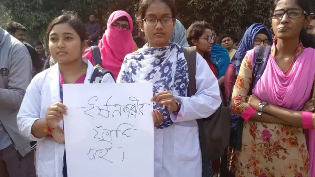 ধর্ষনের শাস্তি হিসেবে মৃত্যুদণ্ডের দাবিতে প্ল্যাকার্ড হাতে দাড়িয়ে ছিলেন অনেক শিক্ষার্থী।