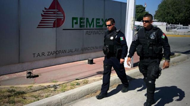Policías federales y militares vigilan las instalaciones de Pemex.