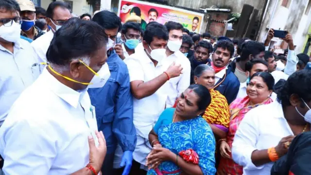 சென்னை தரமணி அம்பேத்கர் நகரில் புயலின் பாதிப்புகளைப் பார்வையிட்டு மக்களிடம் உரையாடும் துணை முதல்வர் ஓ.பன்னீர்செல்வம்.