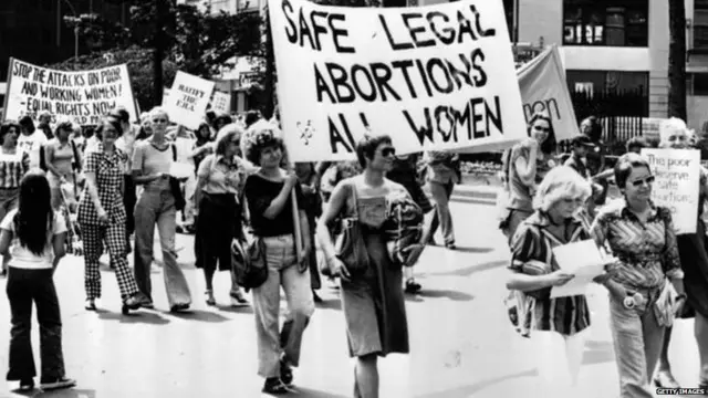 1973 च्या रो विरुद्ध वेड या केसच्या निकालात अमेरिकेत गर्भपाताला कायदेशीर मान्यता मिळाली