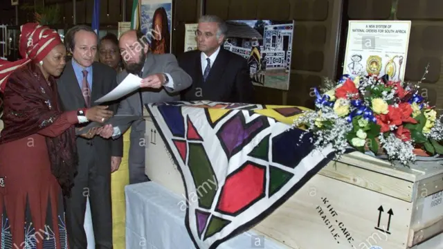 Jeneza la Baartman nchini Ufaransa. Mabaki yake yalirudishwa na kuzikwa nchini Afrika Kusini