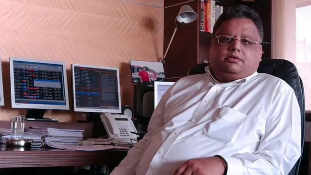 કહેવાય છે કે 5000 રૂપિયા જેવી નજીવી રકમના રોકાણથી રાકેશ ઝુનઝુનવાલાએ શૅરબજારમાં ઝંપલાવ્યું હતું