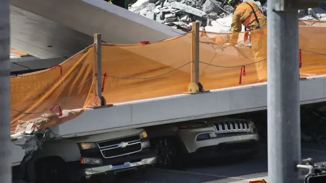 Autos aplastados por el colapso del puente.