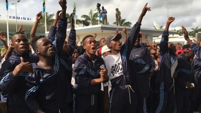 Watu wakishangilia jambo uwanjani