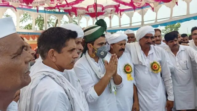 सिसौली में नरेश टिकैत समेत अन्य बीकेयू नेताओं के साथ जयंत चौधरी