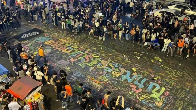 กลุ่มผู้ชุมนุมเรียกร้องการแก้ไขรัฐธรรมนูญ